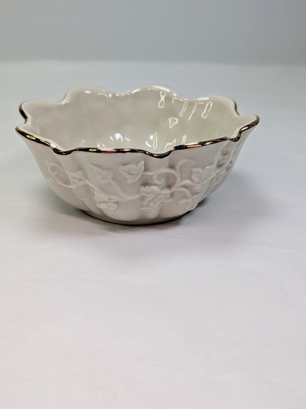 Vintage Lenox Holiday Ivy Gold Trim Scalloped Porcelain Nut Bowl Pedestal Riser